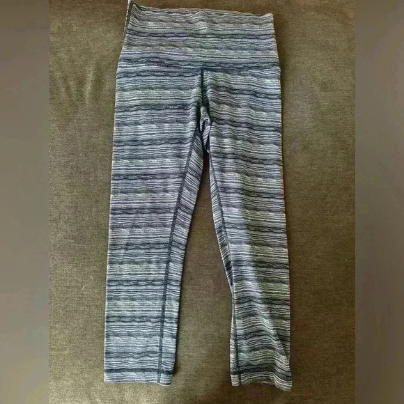 Lululemon Wunder Under Crop High Rise Blue Multi Coloured Stripe Size 6  Luon - Picture 4 of 10